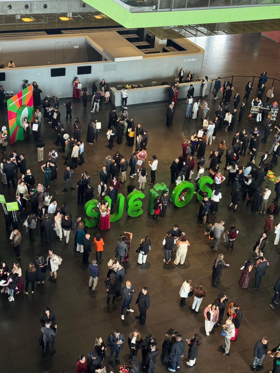 Vista aérea de la ceremonia de grados de Areandina con una instalación gigante de la palabra Sueños rodeada de graduandos y familias
